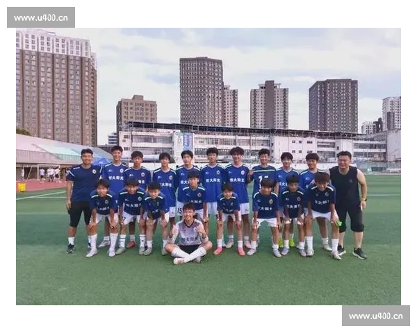 激烈角逐展现团队精神 足球比赛中的拼搏与荣耀